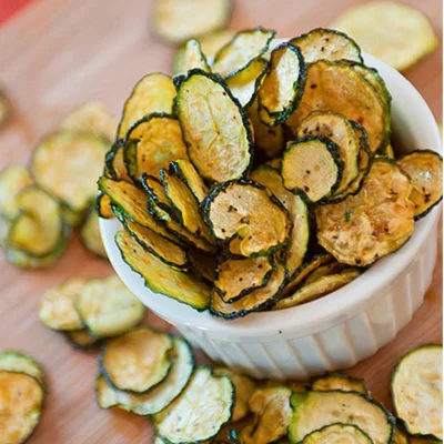 Chips de calabacín horneados en un bol